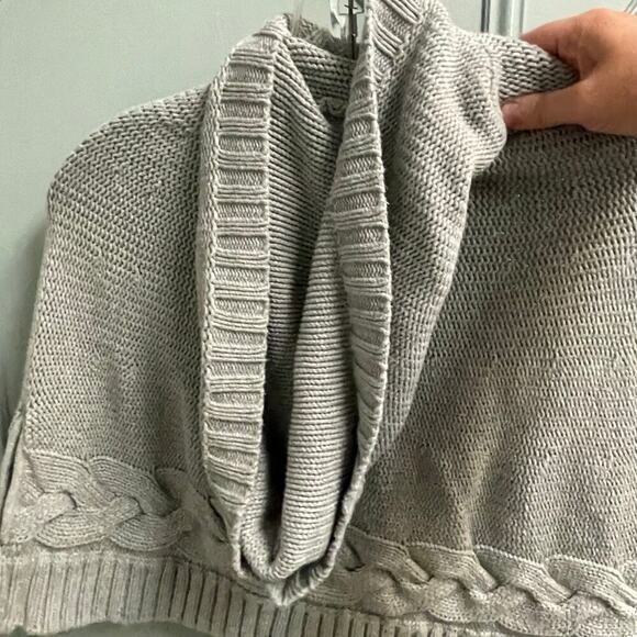 Baby Gap Gray Cable Hooded Poncho Sweater Girls Size 5 - Picture 2 of 7